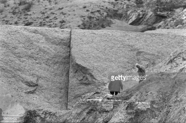 dam-disaster-of-frejus-malpasset-frjus-dcembre-1959-parmi-les-deux-picture-id166564327