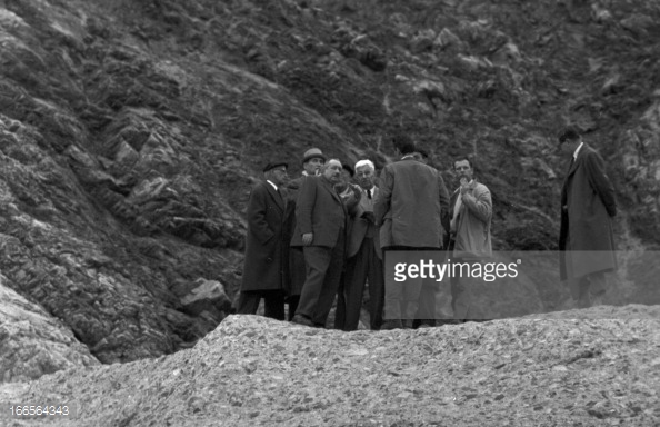 dam-disaster-of-frejus-malpasset-frjus-dcembre-1959-parmi-les-hommes-picture-id166564343