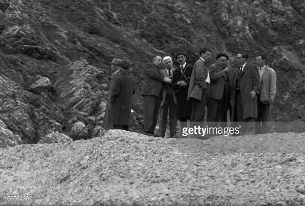 dam-disaster-of-frejus-malpasset-frjus-dcembre-1959-parmi-les-hommes-picture-id166564394