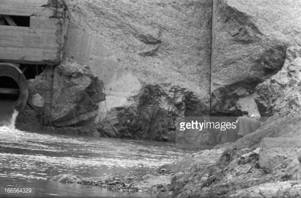 dam-disaster-of-frejus-malpasset-frjus-dcembre-1959-parmi-les-trois-picture-id166564329