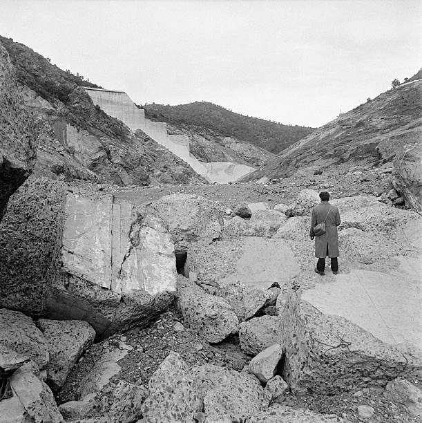 devant-le-barrage-de-malpasset-rompu-des-experts-enqutent-sur-les-de-picture-id558655241