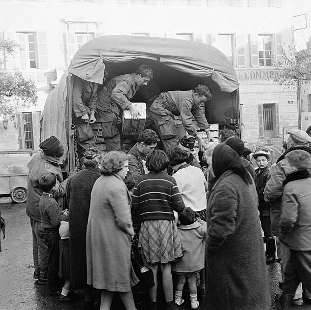 distribution-doranges-venant-despagne-pour-les-sinistrs-de-frjus-le-picture-id558655927