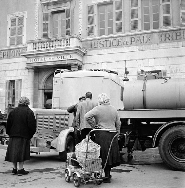 eau-potable-manque-et-la-population-se-ravitaille-aux-camionsciternes-picture-id558655245