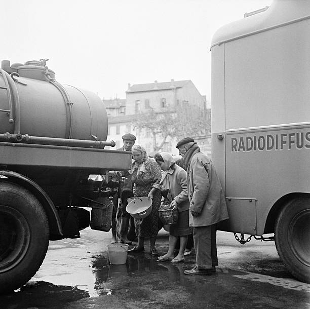 eau-potable-manque-et-la-population-se-ravitaille-aux-camionsciternes-picture-id558655247