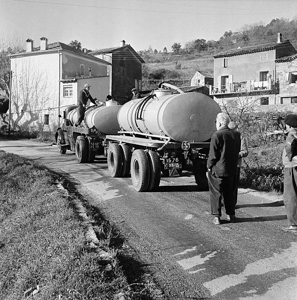 eau-potable-manque-et-la-population-se-ravitaille-aux-camionsciternes-picture-id558655249