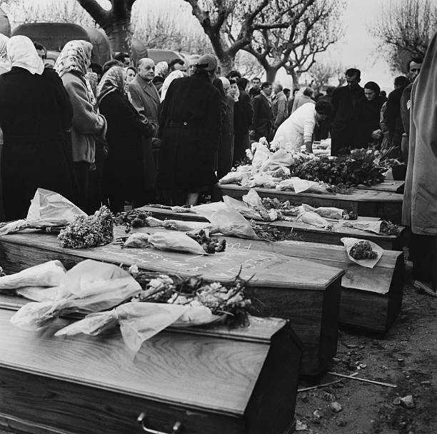 funeral-of-the-frejus-disaster-victims-in-france-on-december-5th-1959-picture-id107420566