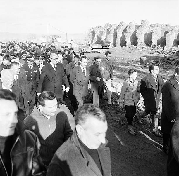 le-gnral-de-gaulle-visite-linstallation-des-maison-prfabriques-frjus-picture-id558655937