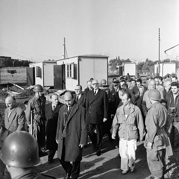le-gnral-de-gaulle-visite-linstallation-des-maison-prfabriques-frjus-picture-id558655939
