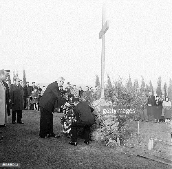 le-prsident-de-la-rpublique-le-gnral-de-gaulle-dpose-une-couronne-au-picture-id558655943