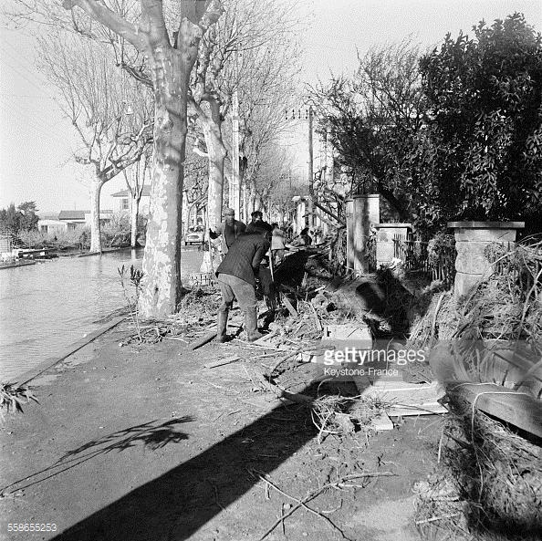 les-habitants-nettoient-les-rues-aprs-la-terrible-catastrophe-par-la-picture-id558655253