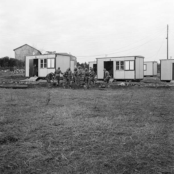 les-soldats-travaillent-aux-travaux-de-finitions-de-linstallation-des-picture-id558655935