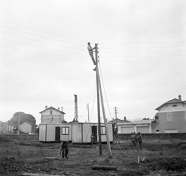 ouvriers-procdant-aux-travaux-dinstallation-de-llectricit-dans-les-picture-id558655925