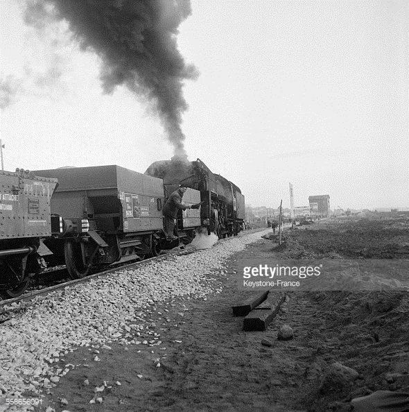 premier-train-qui-circule-aprs-la-catastrophe-cause-par-la-rupture-du-picture-id558656091