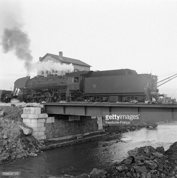 train-passant-sur-un-pont-aprs-la-terrible-catastrophe-provoque-par-picture-id558656105