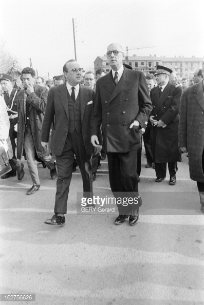 travel-of-charles-de-gaulle-in-frejus-17-dcembre-1959-15-jours-aprs-picture-id162756626