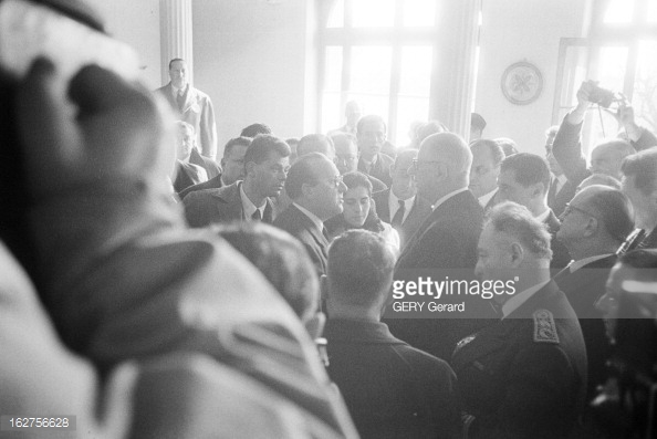 travel-of-charles-de-gaulle-in-frejus-17-dcembre-1959-15-jours-aprs-picture-id162756628