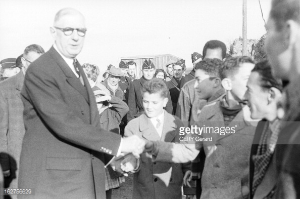 travel-of-charles-de-gaulle-in-frejus-17-dcembre-1959-15-jours-aprs-picture-id162756629