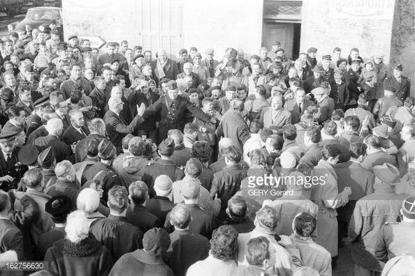 travel-of-charles-de-gaulle-in-frejus-17-dcembre-1959-15-jours-aprs-picture-id162756630