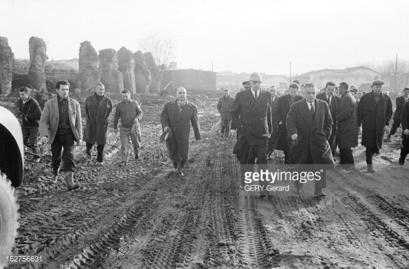 travel-of-charles-de-gaulle-in-frejus-17-dcembre-1959-15-jours-aprs-picture-id162756631