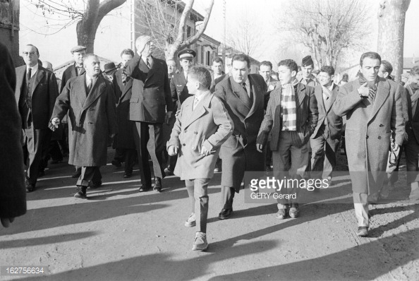 travel-of-charles-de-gaulle-in-frejus-17-dcembre-1959-15-jours-aprs-picture-id162756634