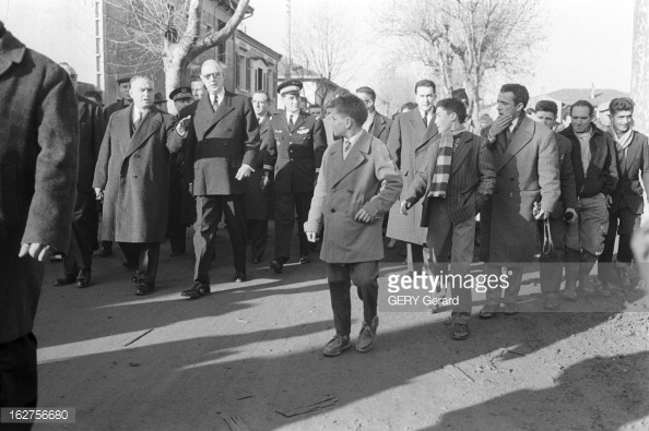 travel-of-charles-de-gaulle-in-frejus-17-dcembre-1959-15-jours-aprs-picture-id162756680