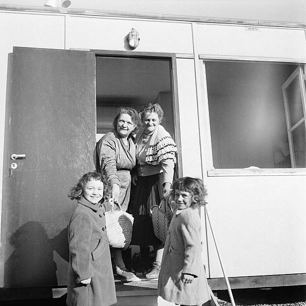 vue-des-maisons-prfabriques-o-la-vie-reprend-frjus-france-le-17-1959-picture-id558655931