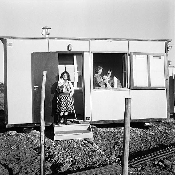 vue-des-maisons-prfabriques-o-la-vie-reprend-frjus-france-le-17-1959-picture-id558655933