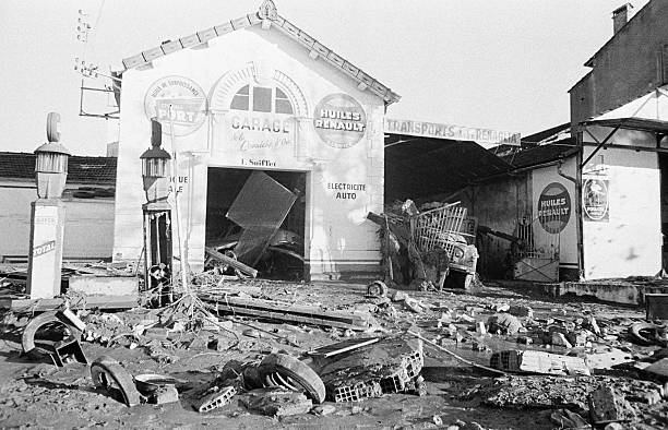 vue-dun-garage-ravag-par-les-eaux-suite-la-rupture-du-barrage-frjus-picture-id558655753
