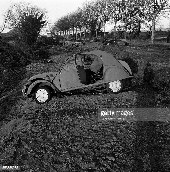 vue-partielle-aprs-la-terrible-catastrophe-provoque-par-la-rupture-du-picture-id558655265