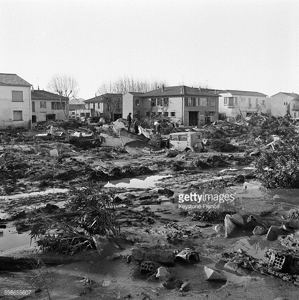vue-partielle-aprs-la-terrible-catastrophe-provoque-par-la-rupture-du-picture-id558655607